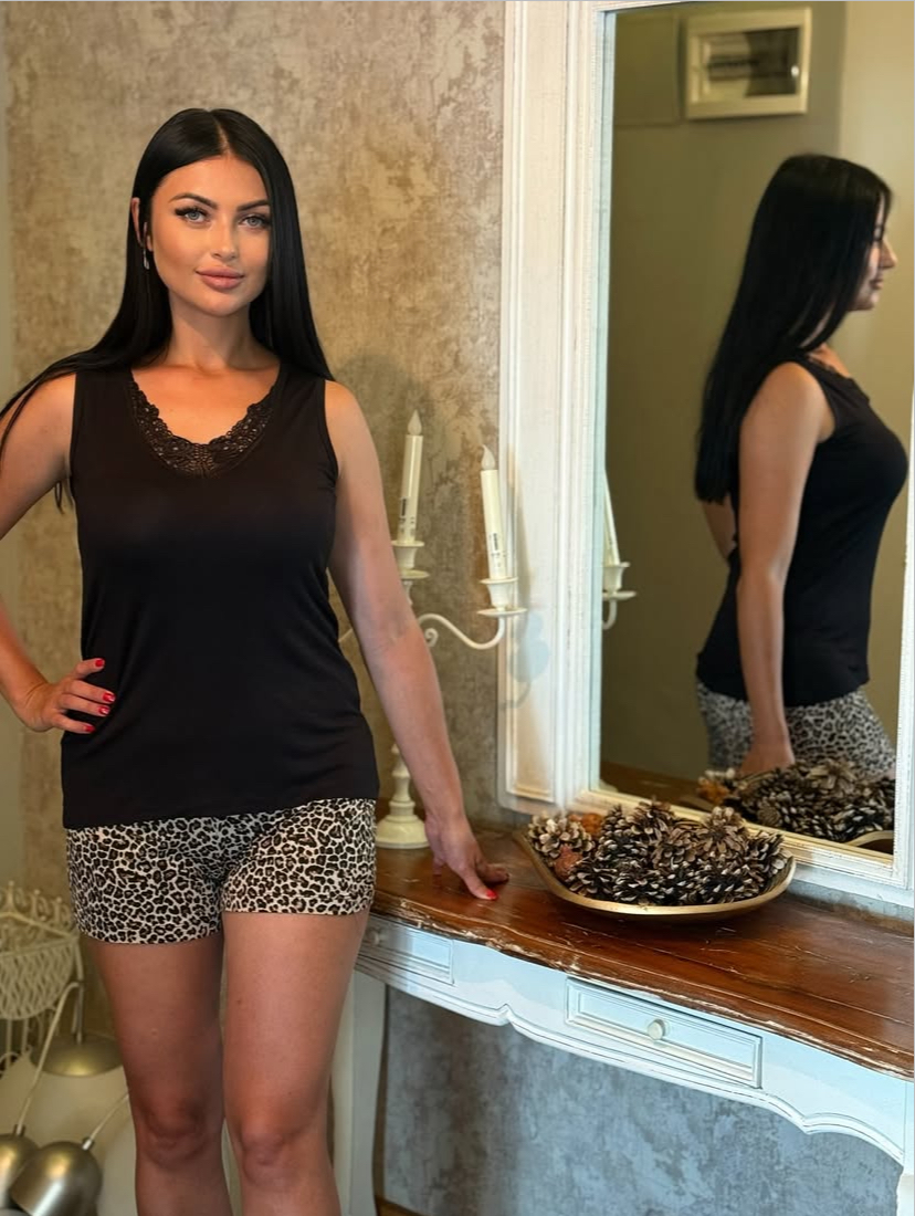 Gece Şıklığı: Siyah Leopar Bambu Mini Şortlu Takım - Görsel 2