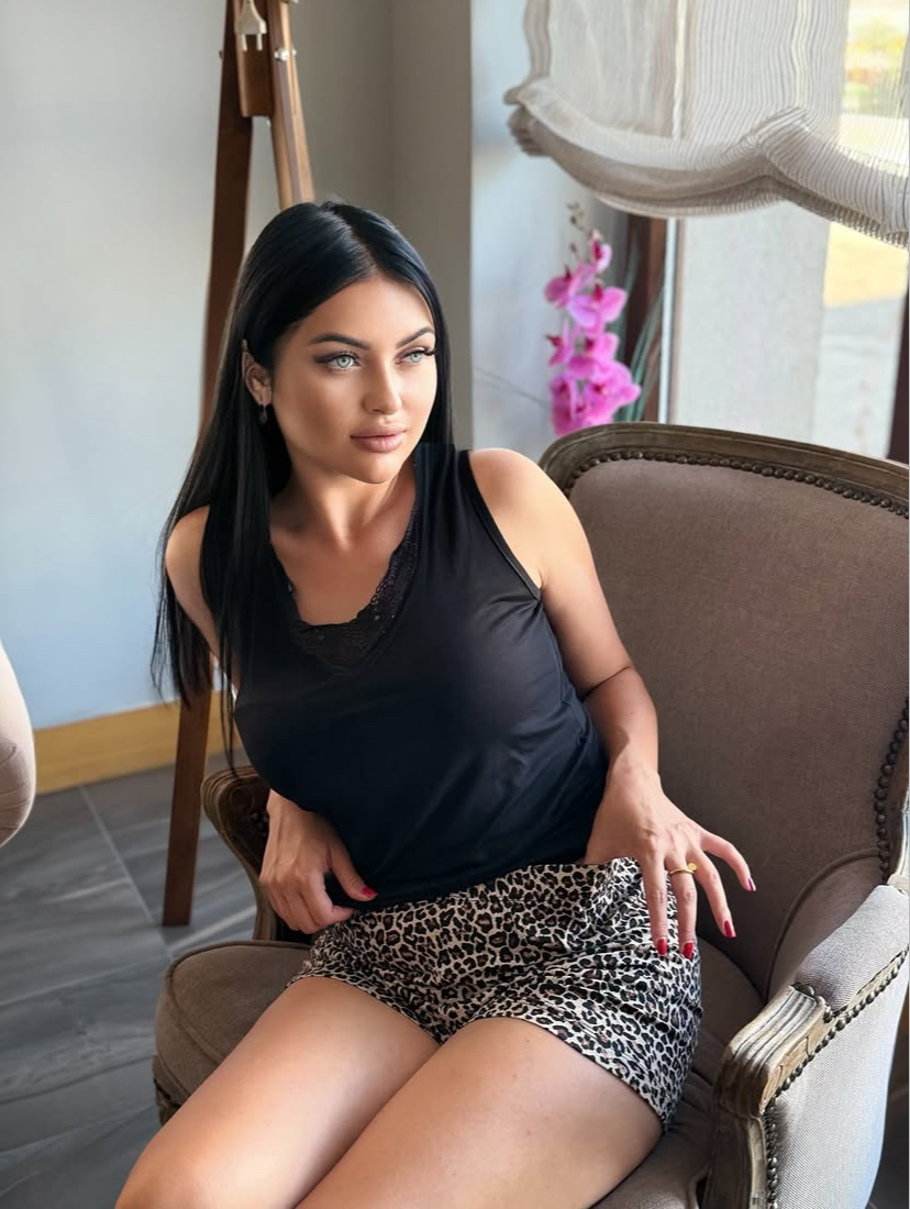 Gece Şıklığı: Siyah Leopar Bambu Mini Şortlu Takım - Görsel 5